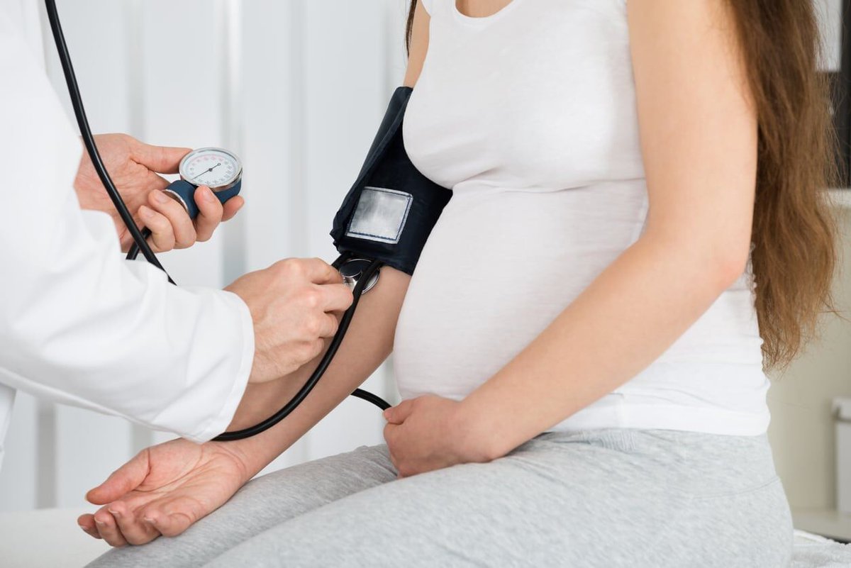 Fetalmed's tweet photo. Já ouviu falar em pré-eclâmpsia? Essa é a doença da pressão alta na gravidez que pode ter sérias complicações para a mamãe e para o bebê. Vamos desmitificar esse assunto pra você neste post: https://t.co/DBeHRM5MKc https://t.co/ggqEHGQxhZ