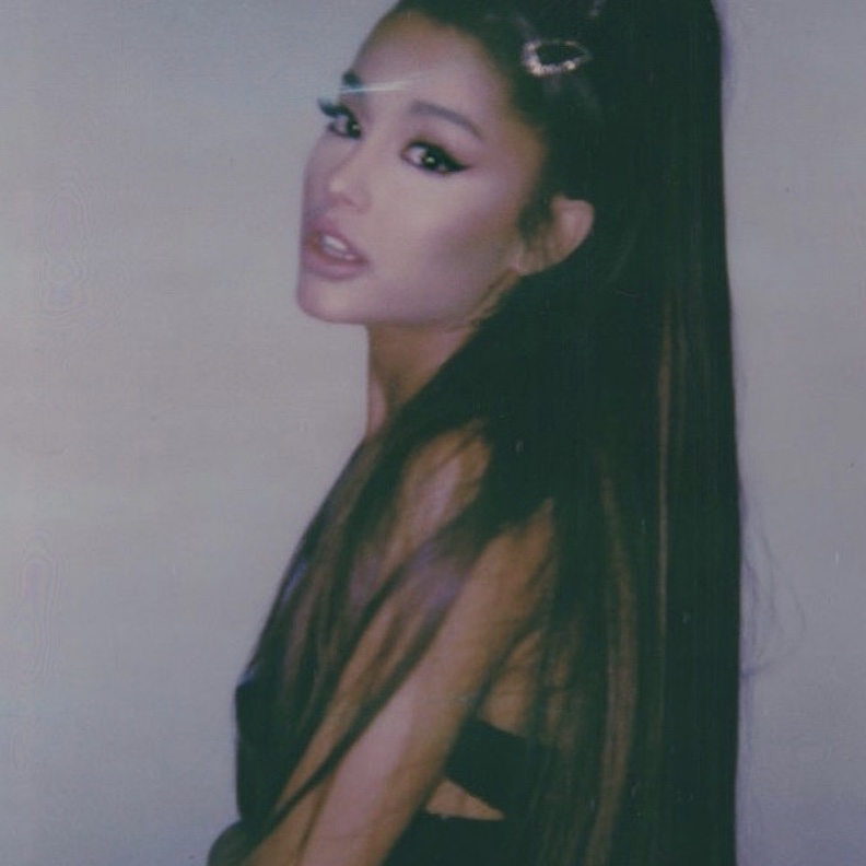 “fake smile”, de Ariana Grande, ultrapassou 200 milhões de streams no Spotify. Essa é a 11º faixa do “thank u, next” a atingir essa marca na plataforma.
