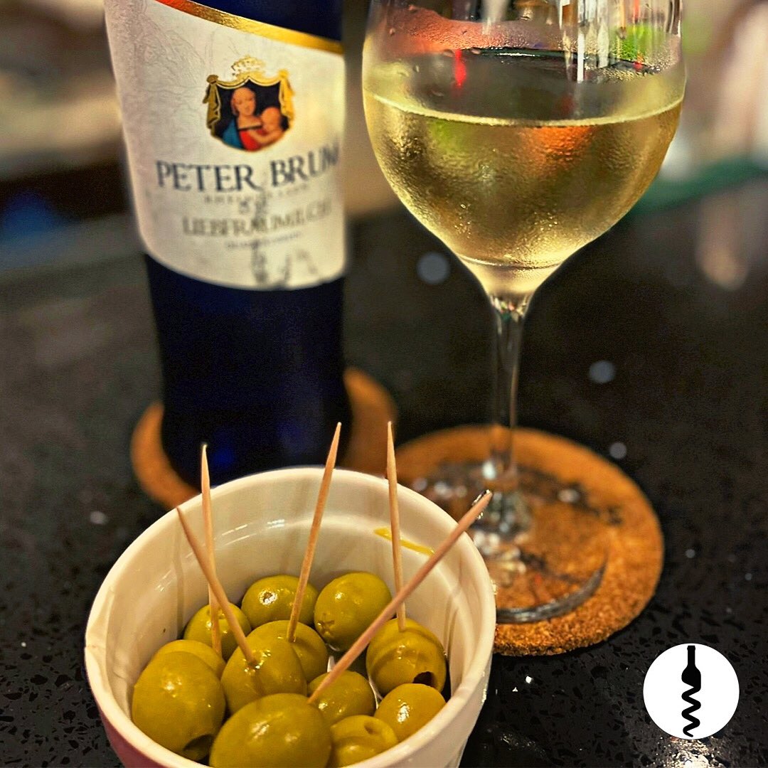 lanolamusic's tweet photo. Nos vemos ahora en El Corcho El Tunco a partir de las 4pm con los mejores vinos, cervezas, tapas frías y micheladas! #elcorcho #eltunco https://t.co/xwQv71h1iX