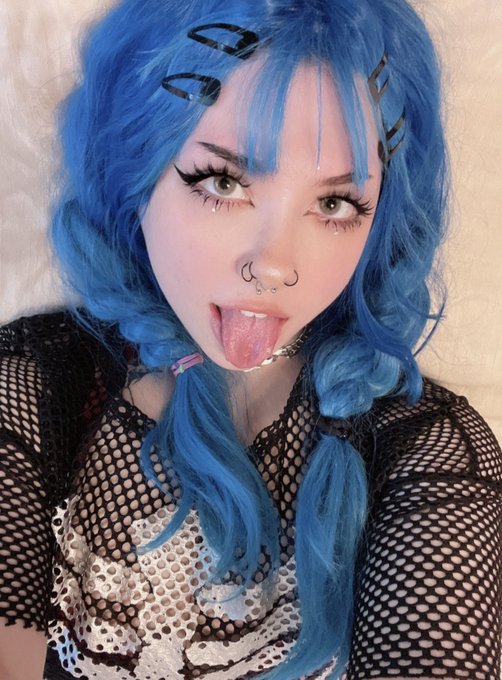 Blue hair is the best 🖤 https://t.co/iP63VvrjVn