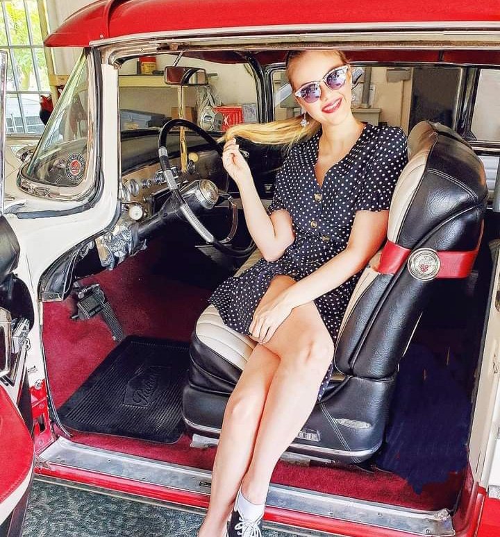 BarcellonaR's tweet photo. Getting back to vintage photos. Featuring... my dad's car. I love it so much, and it drives too! 🥰🥰🥰

#vintage #vintagestyle #vintagefashion #vintageclothing #vintagecar #vintagecars #50s #1950s #1950sstyle #1950sfashion #packard #packardperformance https://t.co/hOnYCATunR