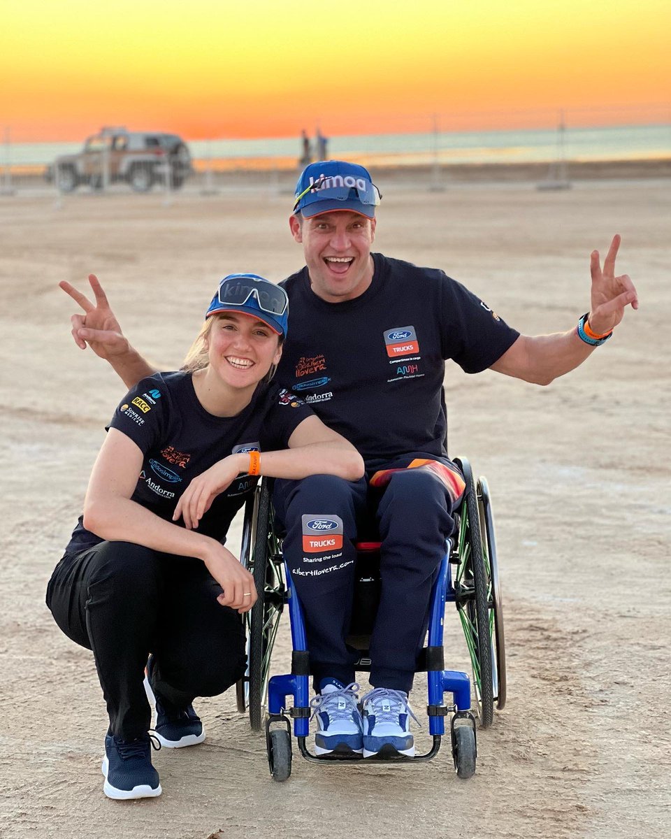 Llegamos a Arabia por la mañana y esta tarde noche después de flipar con la puesta de sol, llego todo el Team con nuestro #fordtrucksespaña  Estamos ya calentando motores✊✊💨