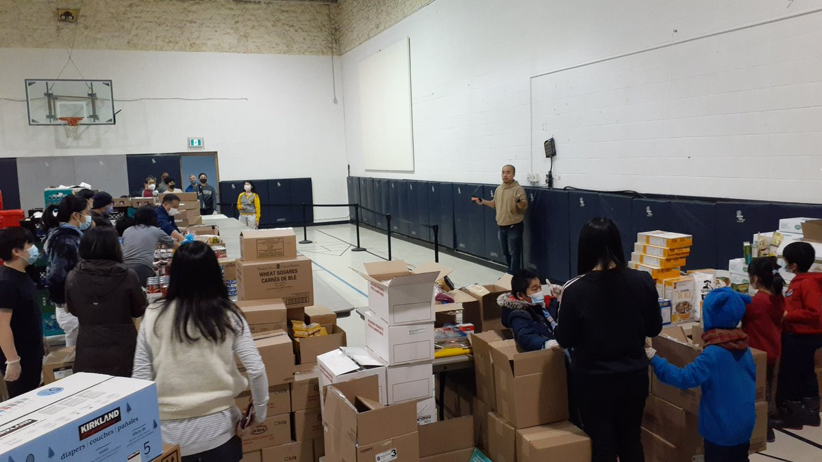 22ndMarkham's tweet photo. We ended 2022 with a wonderful event. 52 of our members and parents supported and participated in the foodbank services. You guys are unbelievable; sorted all the veggies and distribute food to those in need with smile and love.
@scoutscanada #ScoutsDoStuff #DoGoodTurn https://t.co/ITUskdI60i