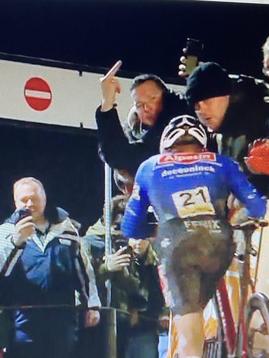 PVerbandt's tweet photo. Wat een grote DUTS!!! Blijf de volgende keer thuis SUKKELAAR! 

#Diegem 
#Veldrijden 

@rvangucht https://t.co/5jF0bTeHNh