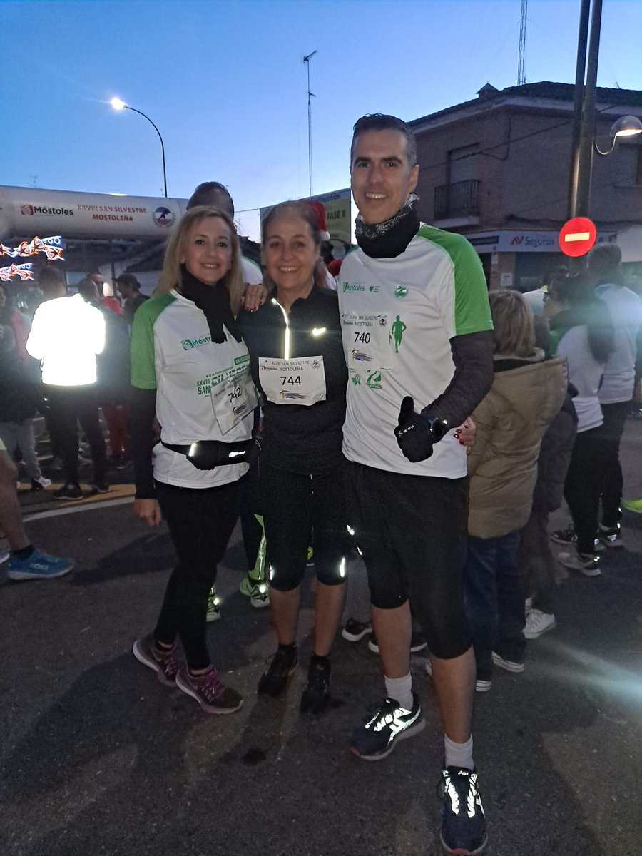 ISRADILO's tweet photo. Un año más cumpliendo con la tradición de correr la San Silvestre mostoleña 🏃‍♂️🏃‍♂️🏃‍♂️
Como siempre ha sido impresionante el ambiente de las calles de nuestra ciudad
Y lo mejor de todo la compañía!!!
Te hemos echado de menos @NoreYojimbo https://t.co/OFIkoVKUi5