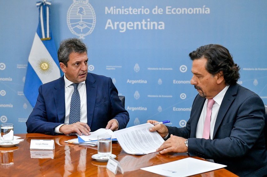 Nos reunimos con el ministro de Economía de la Nación, <a href="/SergioMassa/">Sergio Massa</a> y firmamos convenios por más de 17 millones de dólares, para infraestructura y desarrollo de nuestras economías regionales 💪🏻🙌🏻