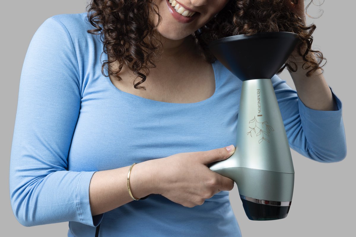 Des cheveux en pleine forme  ? Et si vous leur offriez un peu de nature ?
Notre tout nouveau sèche-cheveux Botanicals diffuse des micro-conditionneurs enrichis d'extraits d'aloe vera, de jojoba et de rose pendant que vous les séchez.
Ils vont adorer !