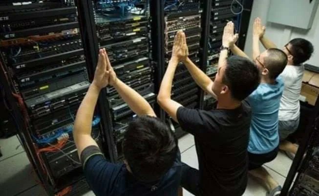 Intel_Folder's tweet photo. @bstategames Tarkov server room leaked footage: https://t.co/ihS56soeEf