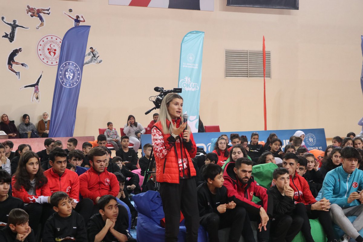 GSB_Kayseri's tweet photo. Kayseri Milletvekili Sayın İsmail Emrah Karayel, Vali Yardımcıları Sayın Mehmet Sadık Tunç, Sayın Adnan Tezcan ve Gençlik ve Spor İl Müdürü Sayın Ali İhsan Kabakcı malzeme dağıtım töreninde sporcular ile bir araya gelerek sporcularımızın istek ve önerilerini dinledi. https://t.co/kmkPna2Luz