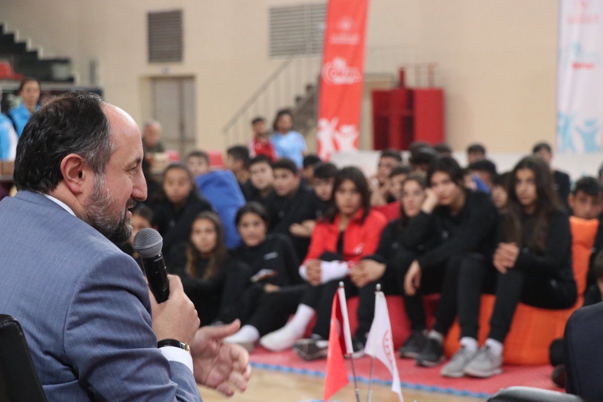 GSB_Kayseri's tweet photo. Kayseri Milletvekili Sayın İsmail Emrah Karayel, Vali Yardımcıları Sayın Mehmet Sadık Tunç, Sayın Adnan Tezcan ve Gençlik ve Spor İl Müdürü Sayın Ali İhsan Kabakcı malzeme dağıtım töreninde sporcular ile bir araya gelerek sporcularımızın istek ve önerilerini dinledi. https://t.co/kmkPna2Luz