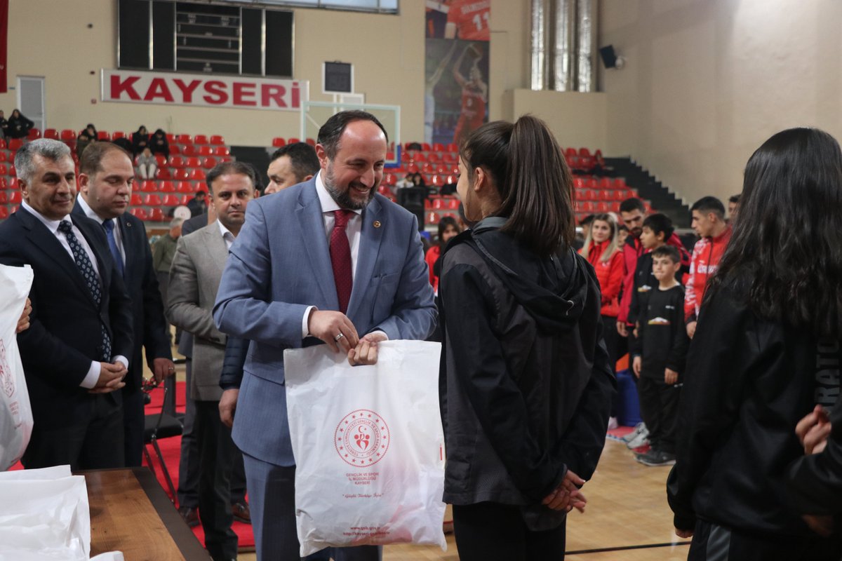 GSB_Kayseri's tweet photo. Sporcularımız malzemelerini Kayseri Milletvekilimiz Sayın İsmail Emrah Karayel'den aldı.
@iekarayel https://t.co/z3qMCh7YOR