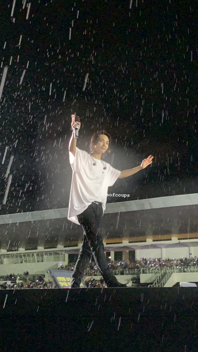 seouicious's tweet image. yoon jeonghan… in the rain… #BeTheSunInJKT