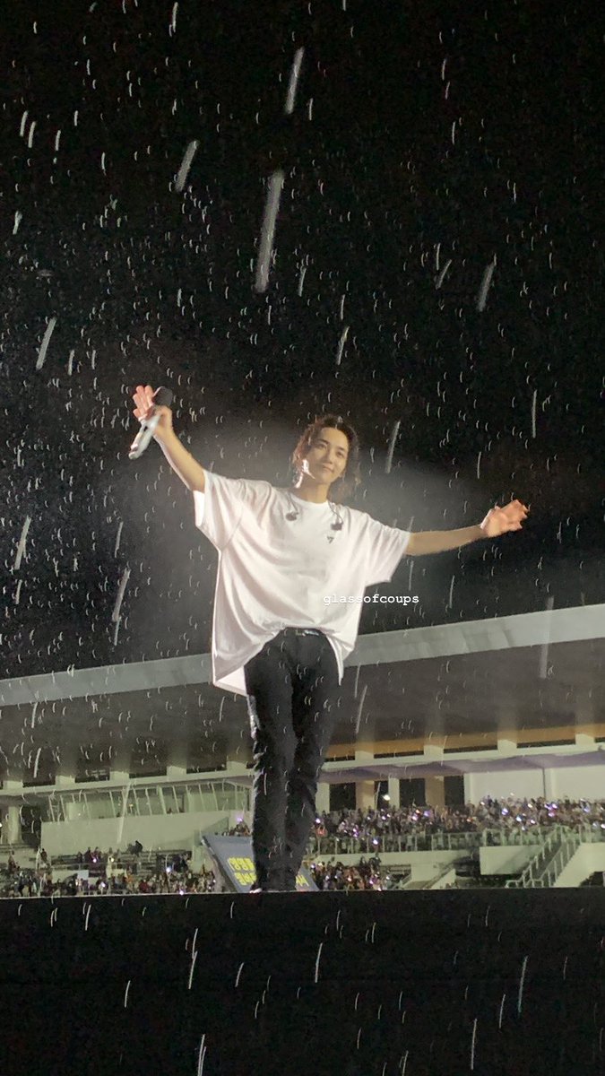 seouicious's tweet image. yoon jeonghan… in the rain… #BeTheSunInJKT