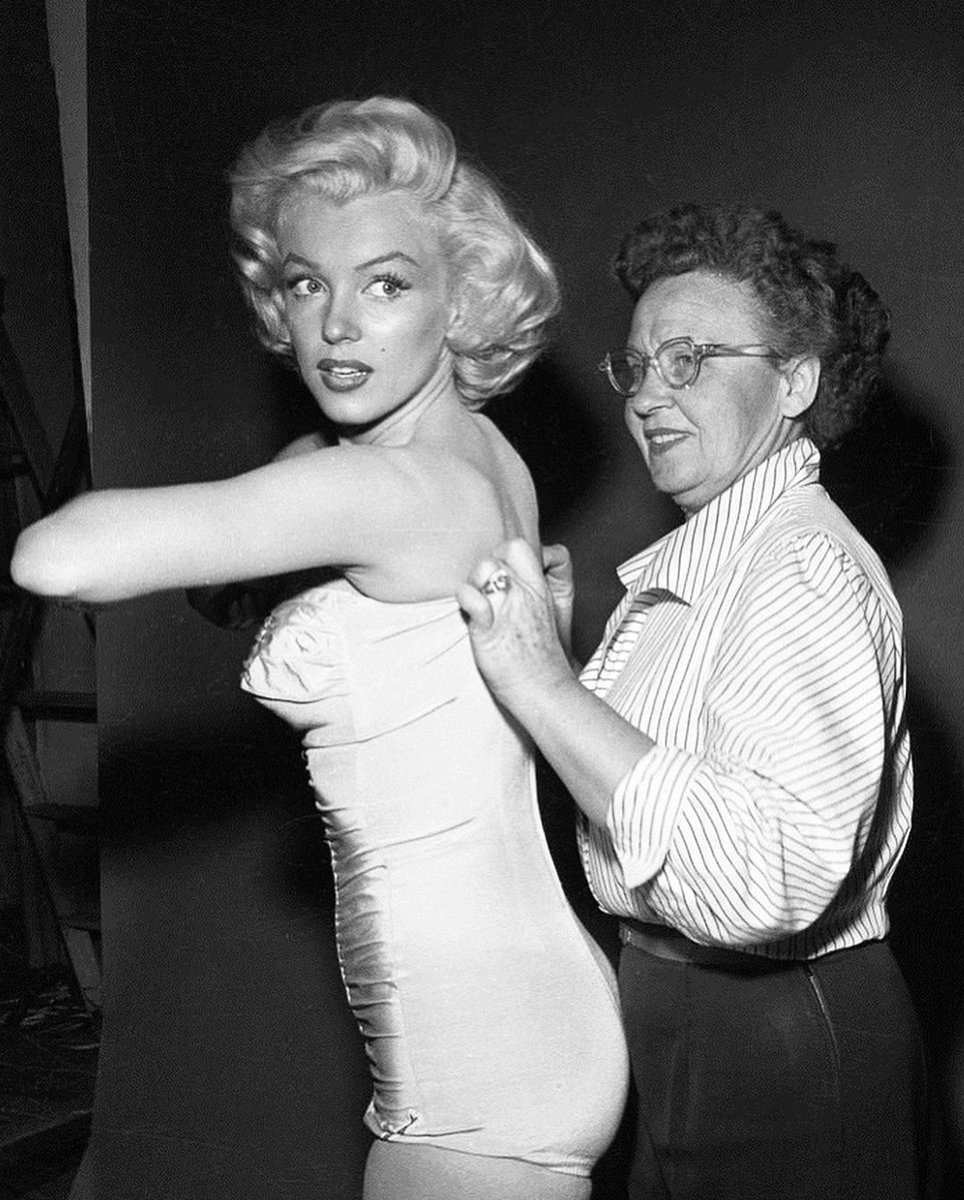 corsets
..
.
vanessa paradis and marilyn