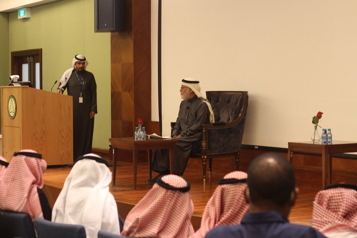 KSAU_HS_COP's tweet photo. بدأت هذه النسخة باستضافة د. عبدالكريم السعيد،  أول الصيادلة القياديين السعوديين في مجال صيدلة المستشفيات حيث شارك مسيرته الخالدة مع طلبة الكلية و أعضاء هيئة التدريس و انتهت بمحاضرة استثنائية في مجال الذكاء الاصطناعي و تسخيره لتطوير الرعاية الصيدلانية من قبل د. عبدالقادر المعين. https://t.co/n3t5Hvf7Pm