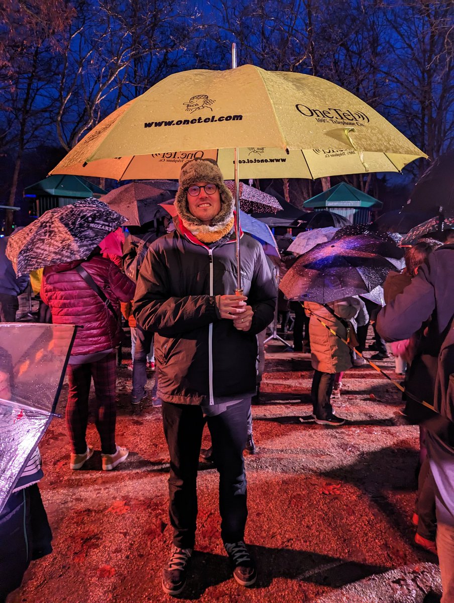 lafibreinfo's tweet photo. Merci @angelique75008 pour ce parapluie que vous m'avez offert en 2002. 20 ans plus tard il fonctionne toujours.
Pour les plus jeunes, #OneTel est un opérateur téléphonique (voix sur tel fixe permettant d'économiser sur les appels nationaux) racheté par @GroupeIliad https://t.co/jgSqnlHX0K