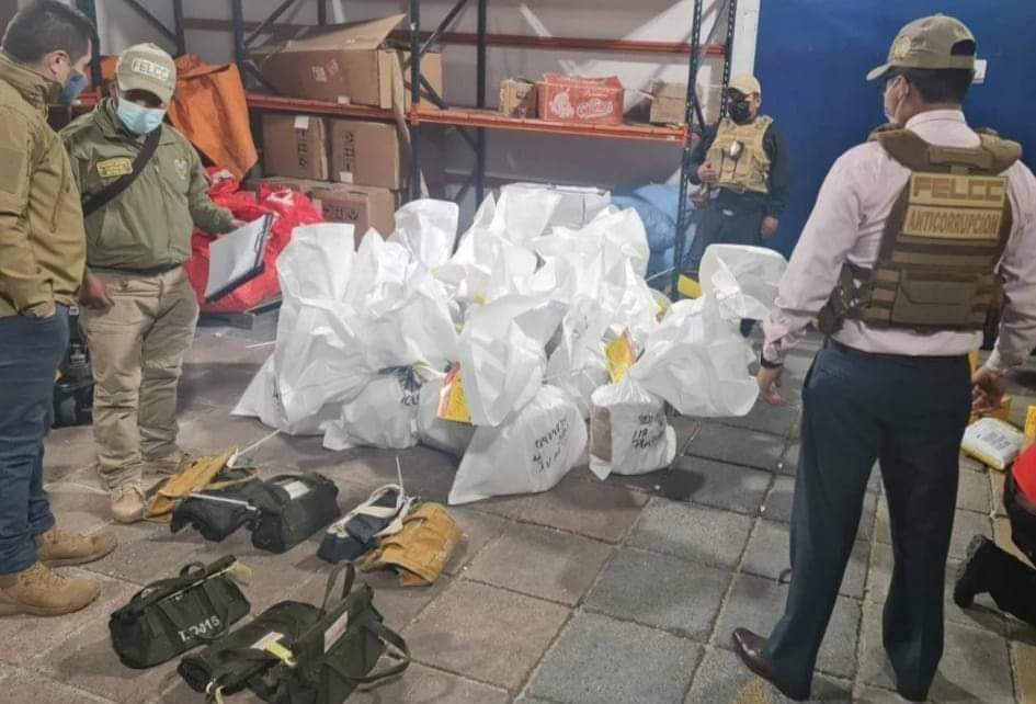 PuebloDigital2's tweet photo. #ElAlto #Aeropuerto DOS HOMBRES FUERON DETENIDOS EN EL ALTO TRATANDO DE VIAJAR A DUBAI CON 500 KILOS DE ORO

Preliminarmente se informó que cada kilo tiene un valor de $us 50.000. Los acusados solo habían informado y pagado por el 60% de la cantidad que llevaban.@ElAltenoOficial https://t.co/qRd4jXWCd6