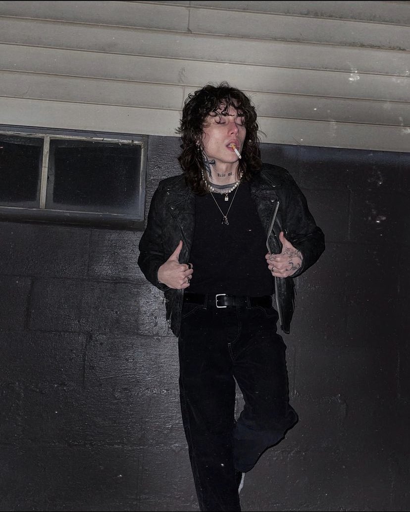 rihross19's tweet photo. I swear he is so hott.. like look at him I’m rlly fangirling rn 😍🫠 https://t.co/SlX4QlKRN7