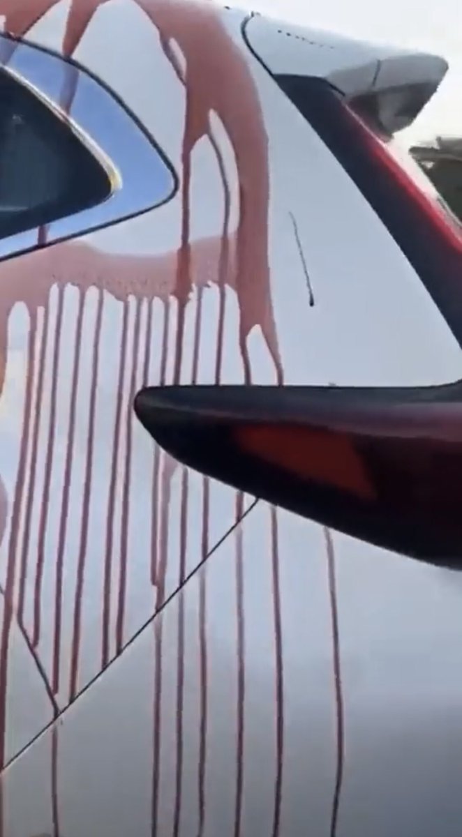 #مواطنة : اختي سافطة قرب بيت الجيران «صبو فيمتو» على سيارتها وسكروا عليها ولا أحد فيهم راضي يطلع!