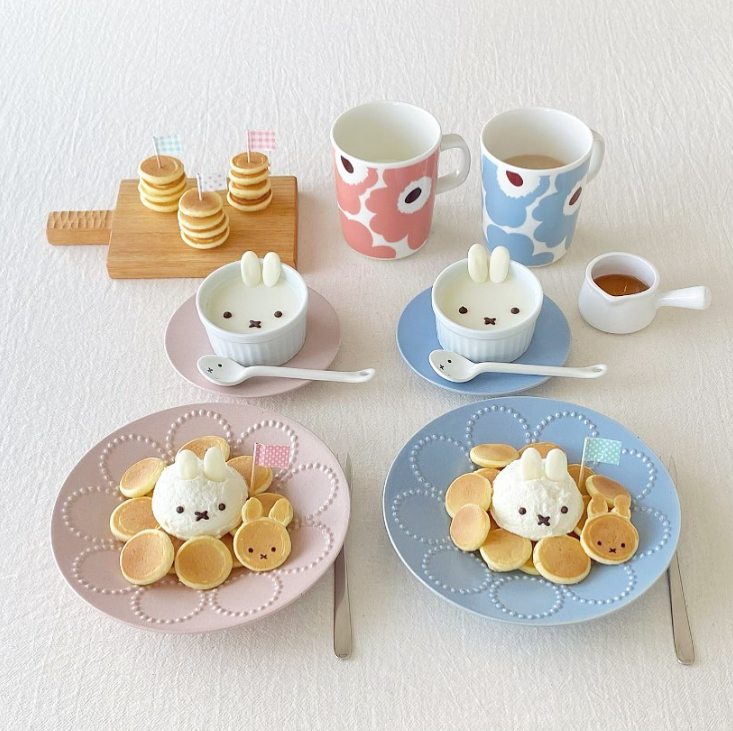 daily_dolce's tweet photo. Bunny and bear shaped pancakes by machaxxmy https://t.co/kq4Dn3AFJW
