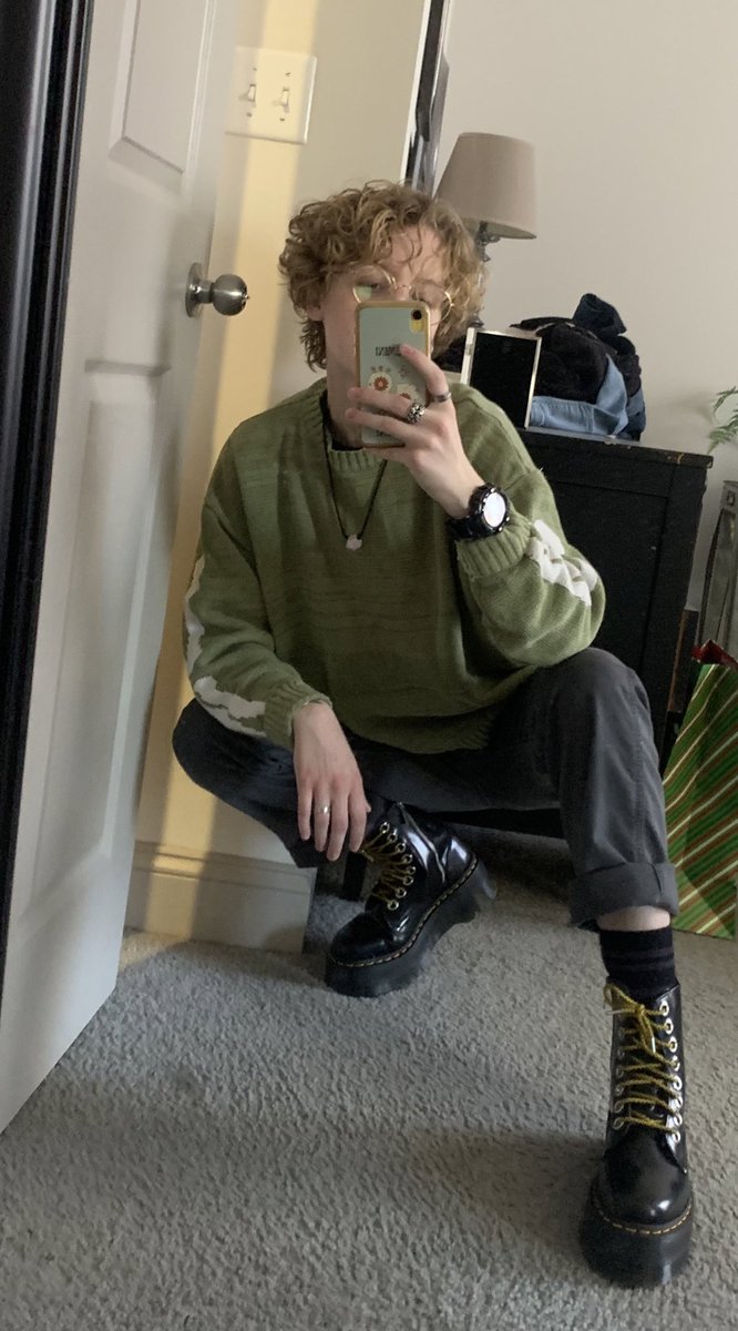 butch_mothman's tweet photo. the fit has been checked (my home is full of 7 dollar thrift shop mirrors) https://t.co/3oHhI22TaZ