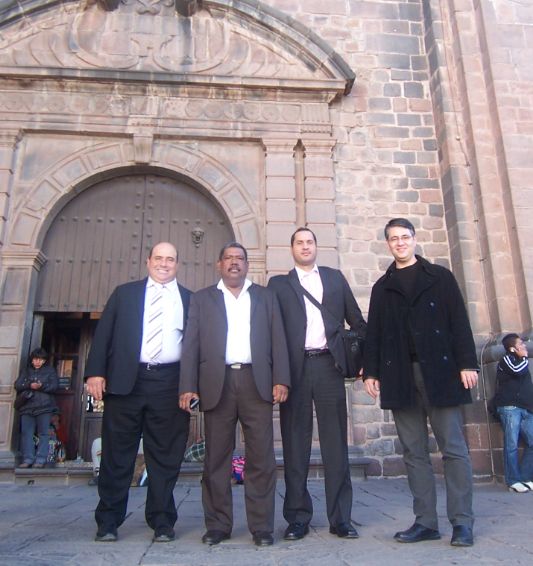 panamapapers22's tweet image. Miren cómo viajaban los funcionarios de la ATTT con directivos de la empresa alemana de las placas, por Machu Pichu y Cusco, todos los gastos pagos, en "viaje de negocios" (para sus propios bolsillos). Desde allí la empresa es la única en ganar licitaciones públicas. QUE ASCO!!!