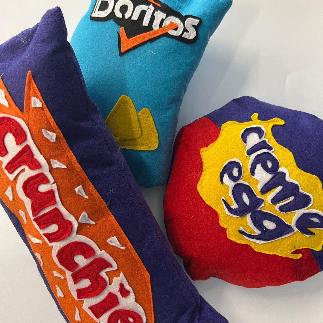 Kingshottsch's tweet photo. As it's the time to enjoy eating up all those Christmas chocolate treats, it brought to mind some of the amazing textiles made by our pupils last year... 

#kingshottschool #chocolate #christmas https://t.co/V2huURD7hy