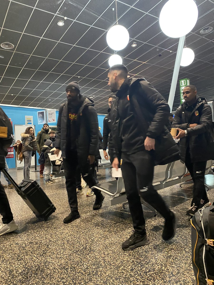 Blockultra_'s tweet photo. Direction Nice ✈️ #OGCNRCL 
Vous pensez Jean Lou il a remarqué que ma mere le prenait en photo en cachette? 😭 https://t.co/EoPJW2kosm