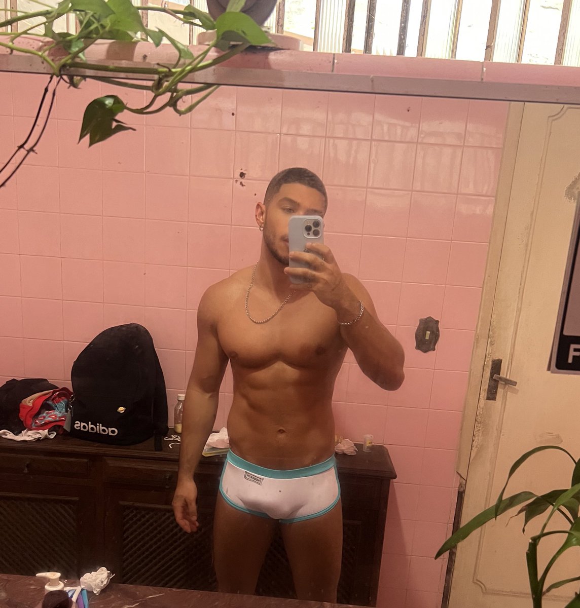 caraistuart's tweet photo. se eu postar no insta cai https://t.co/jjs9zzZ5qe
