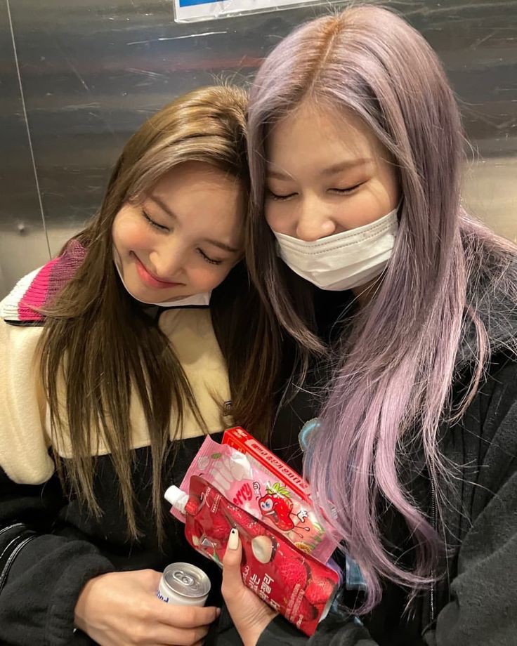HAPPY SANA DAY ❤
#겨울에_태어난_원스들의_샛별이
#AlwaysHereForSana