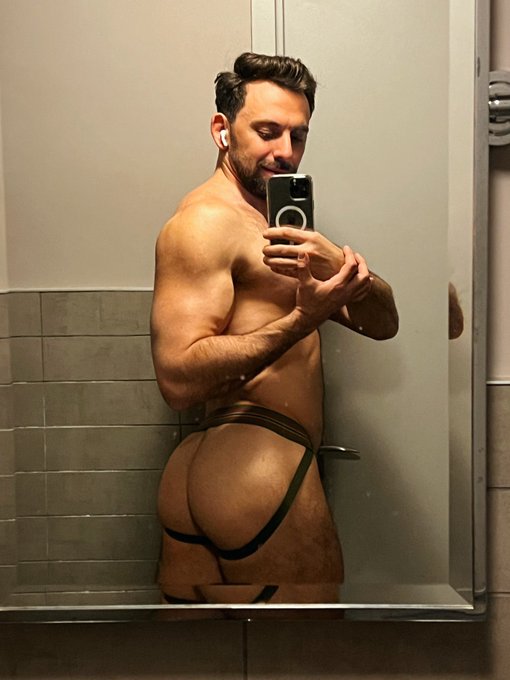 Does anyone else wears jocks to the gym? https://t.co/8gyNIU9Zuv