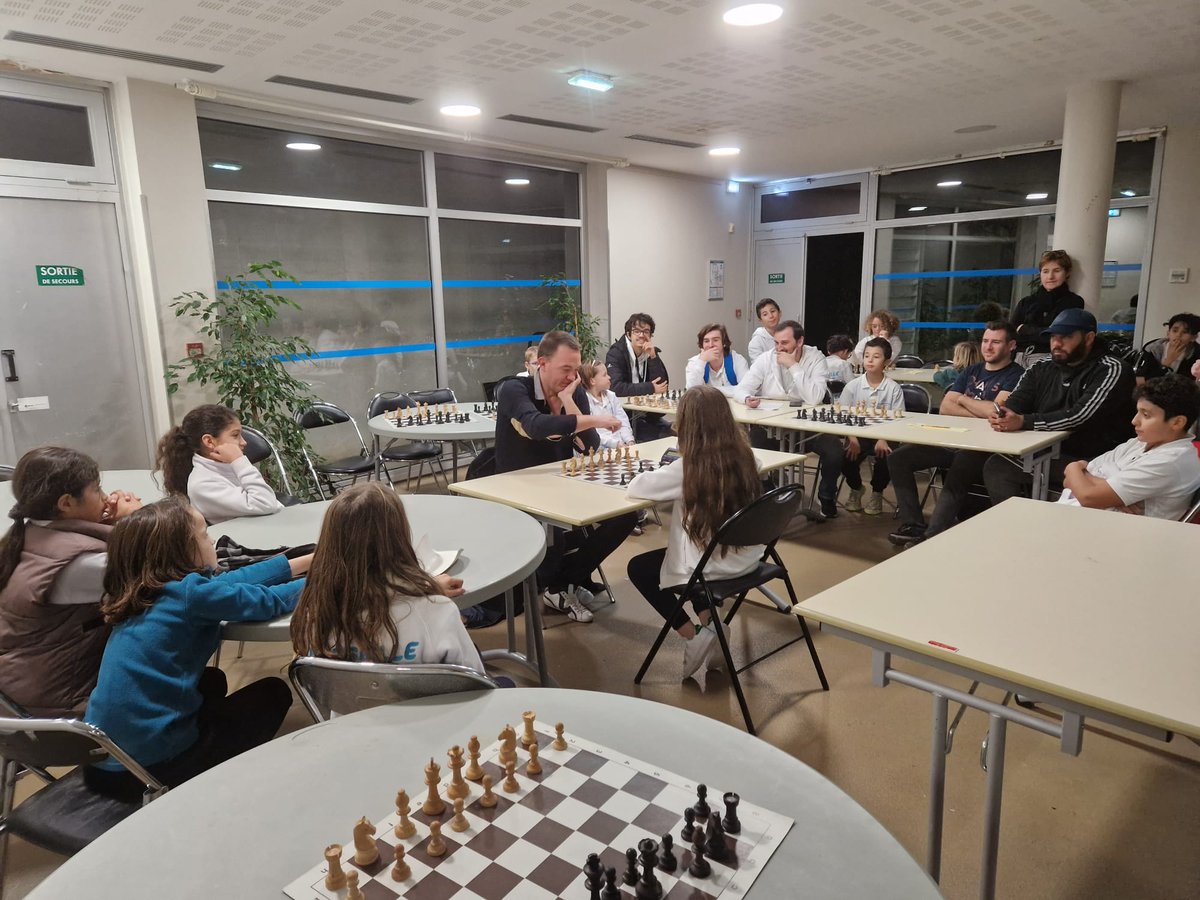 Marsechecs's tweet photo. Le Festival c'est aussi des super Master Class, hier avec le GMI RIFF Jean-Noel 🤩  des défis contre le GMI Yannick Gozzoli 🤯 Un grand merci à eux pour leur disponibilité et engouement
#marseilleecchecs #laprovence #villedemarseille #ffechecs #regionsud #departement13 #cdje13 https://t.co/Gb3Cx65ctH