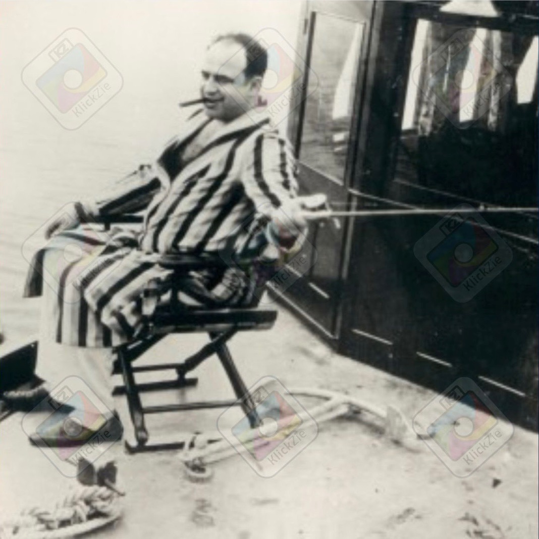 Which digital asset "#NFT" would you rather own?

A 10 second pixel gorilla or an original of Al Capone fishing in a robe during the time of the Valentine's Day Massacre?

$TTCM #digitalart #pixelart #digitalasset #NFTCommunity