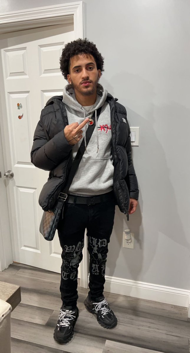 __LilHaze's tweet photo. 22🍾 FreeDaMob⛓️🔓 https://t.co/6DMP3OorUy