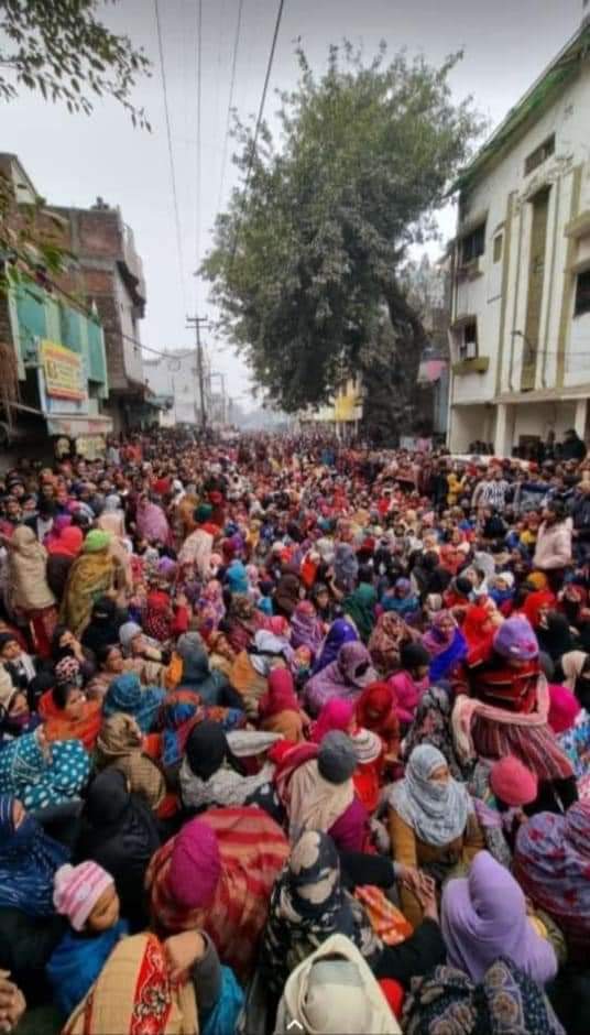 DocFaizan09's tweet photo. रेलवे और उत्तराखण्ड सरकार की उदासीनता से #हल्द्वानी में हजारो की तादाद में लोगों के घर उजड़ने की कगार पे है,जो पचासों साल से रह रहे हैं मनमाने ढंग से किए जा रहे सीमांकन और नजूल की ज़मीन को बिना पैरवी राज्य सरकार द्वारा रेलवे को सौपना अत्याचार से कम नहीं। https://t.co/TK0wkj1un1