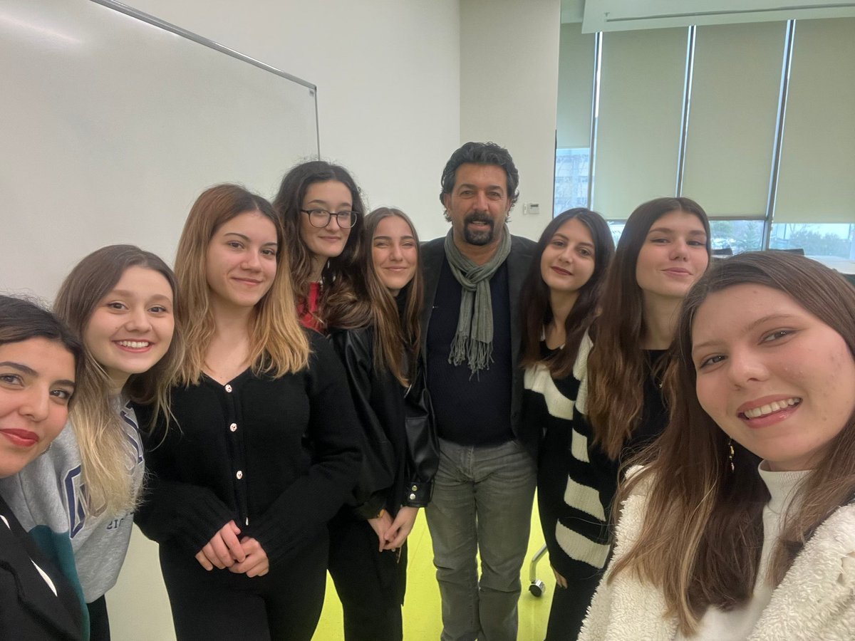 miiraybeyza's tweet photo. en sevdiğimiz @mehmet_toran hocamızla dönem sonu hatıra fotoğrafı 🥹💙 https://t.co/EhCdqeQgKw