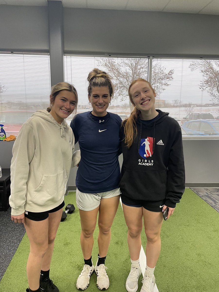 Whynottc2's tweet photo. When you are training at @laurusrehab and you see @LindseyHoran and @cari_roccaro - you have to fangirl and ask them for a picture! So cool! Thank you for pausing your workout to meet us❤️🤍💙

@jillianbrown24 @GAcademyLeague @SalvoSCGA @SalvoSoccer https://t.co/6GfcOMUO8Z