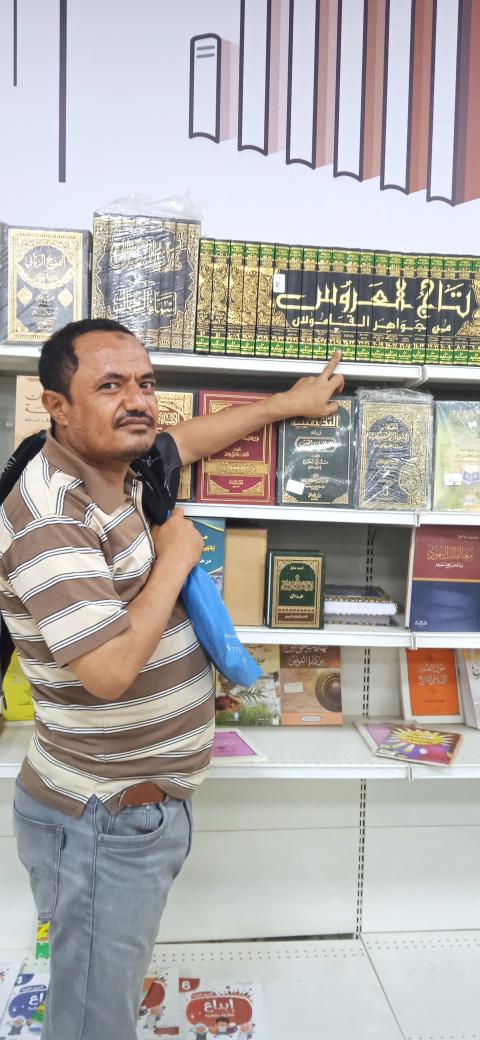 ( مَن سواها ) 
  مَن  سواها ؟ بِأَعْيُنِ العشق أَوْلَى 
و الميادين و الكتابُ سناها
 نظر العشق جنتيْها عيوناً
للعلى . .. نظر الشموخ شِفاها 
ثم نادى الزمانَ أقسمتُ أنّي 
لم أجد في الغرامِ مجداً سواها 
بين عيْنَيْ إبائها طاف عشقي 
يكتبُ الشمسَ يرسلُ النورَ فاها