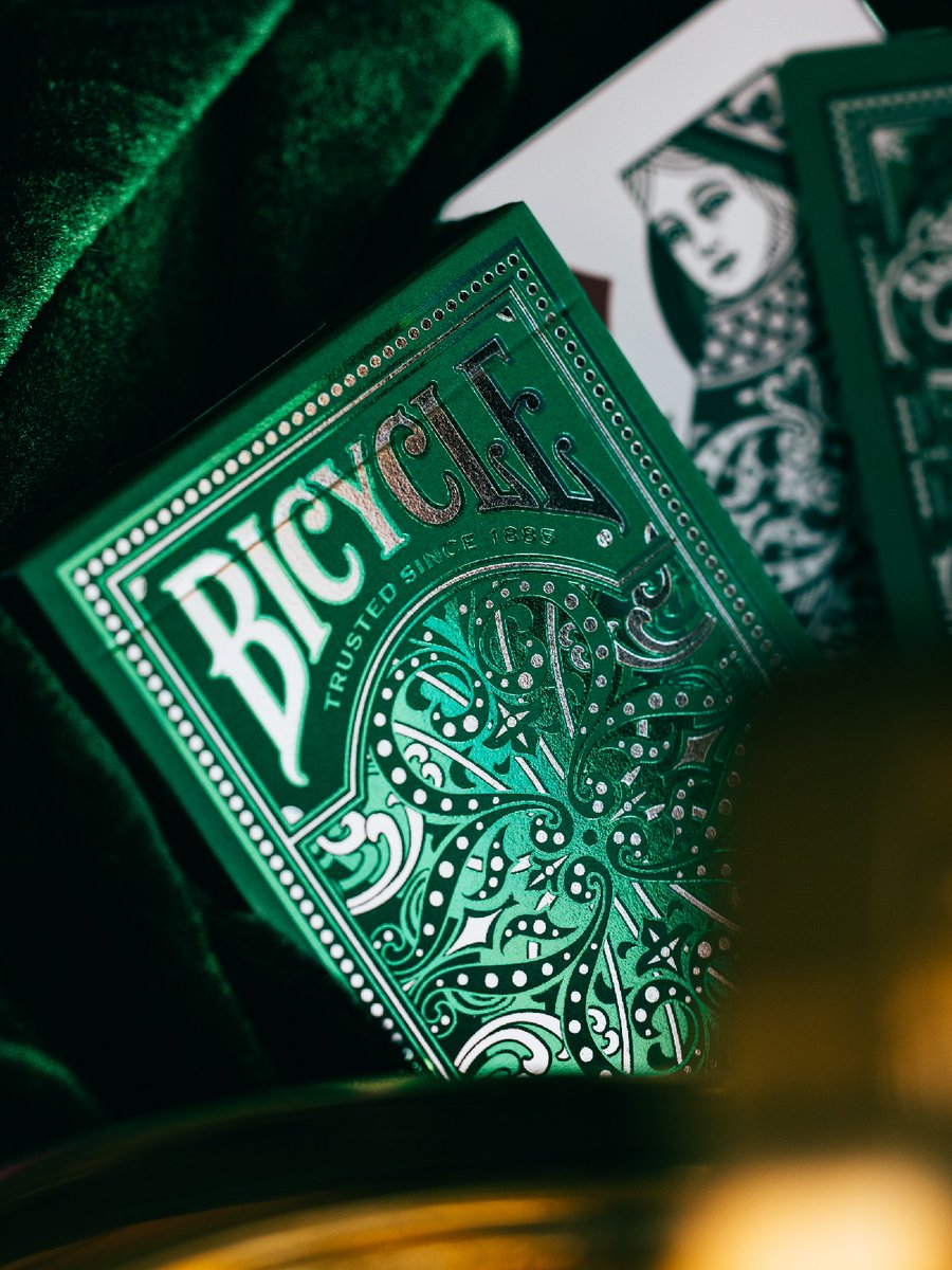 Forget sequins and bubbly, make a grand entrance to the New Year bash sporting the uber-ornate,  emerald green Jacquard deck. Ornate, sophisticated and playable. Ready to dazzle New Year revelers? Deal 'em.  fal.cn/3uJHE