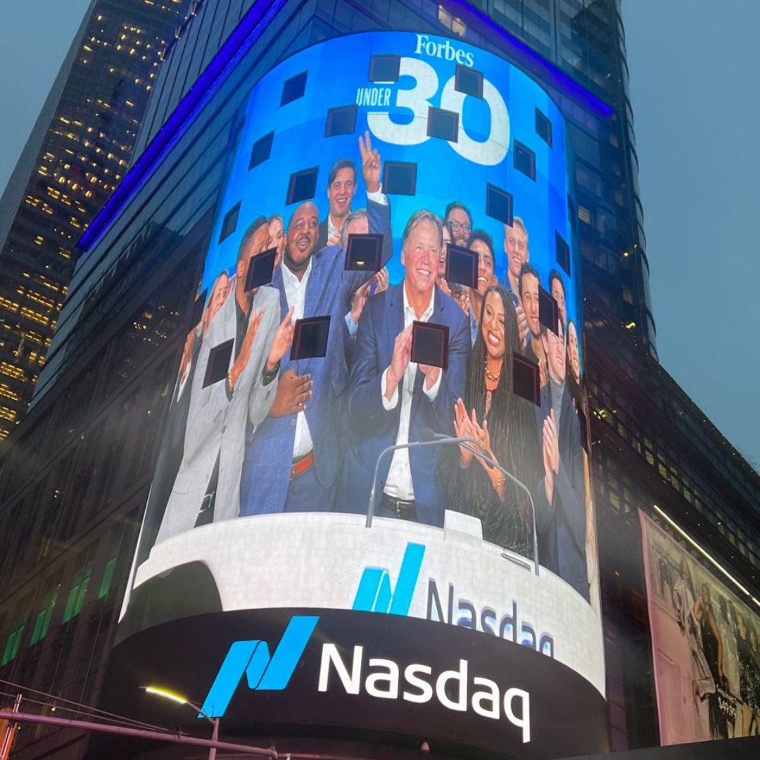 blackambitionpz's tweet photo. What a way to end the year! 2022 Black Ambition Prize Winner @_gildform was named on the @forbes 30 under 30 list and was asked to ring the NASDAQ closing bell!

Learn more: https://t.co/BYxfowUzkP

#blackambition #gildform #nasdaq https://t.co/U9jUNKi2SD