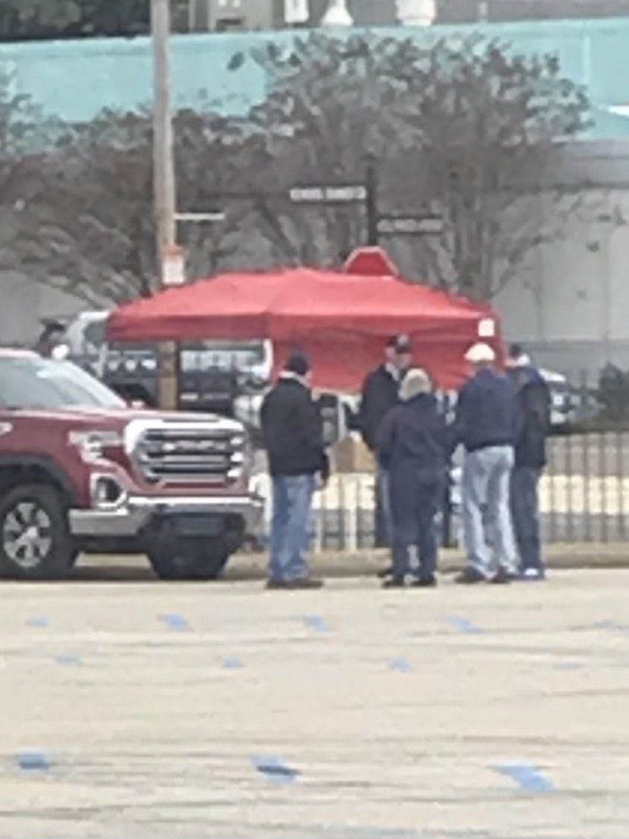 dusty_stanfill's tweet photo. Fans are arriving and already tailgating at the @AZOLibertyBowl!! #LibertyBowl #KANvsARK @KU_Football @RazorbackFB https://t.co/hcvbnVl8MI