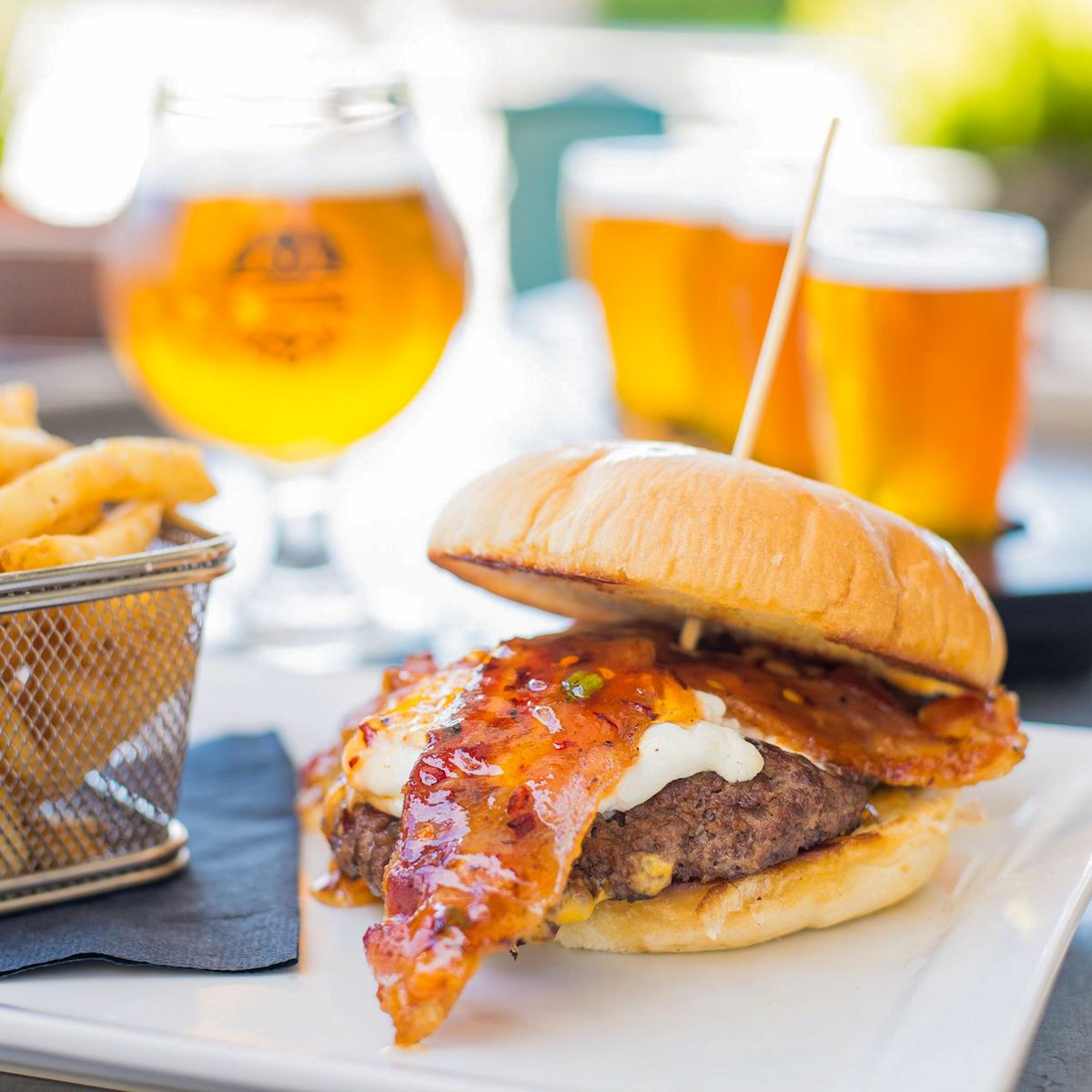 MuckandFuss's tweet photo. A burger won't go bacon your heart. ❤️🥓

🍔: Scapegoat Burger - Locally crafted Goatilicious Farms goat cheese, hand-pressed beef patty, bacon, and spicy pepper jelly all on a fresh-baked Naegelin’s bun. https://t.co/aQDf40b9oB