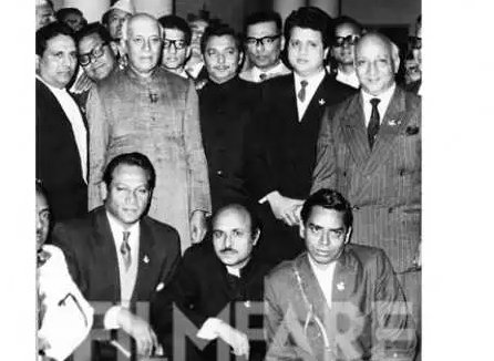 SJFansAssnCal's tweet photo. Standing (from L2R) #Shankar, #PtJLNehru #MadanMohan, #MinooKatrak, #Jaikishan #David
Sitting (from L2R) #Jairaj #KAAbbas #shailendra
Today is 40th death anniversary of #davidabrahamcheulkar https://t.co/7prCoC3Nby