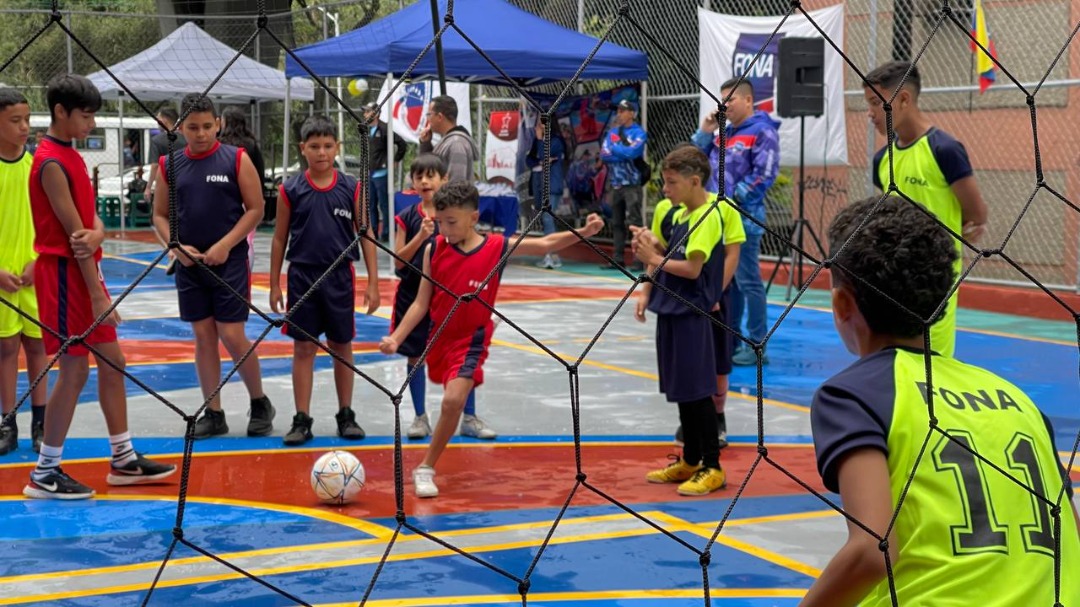 Visipol_MIJP's tweet photo. #28Dic || El @mijpvzla a través del
@fona_oficial rehabilitó la cancha de usos múltiples en #UD3 de la parroquia #Caricuao para reforzar el deporte en la juventud caraqueña.
#VenezuelaProspera https://t.co/DHPWSktPn8