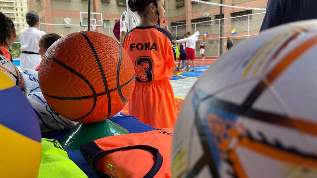 Visipol_MIJP's tweet photo. #28Dic || El @mijpvzla a través del
@fona_oficial rehabilitó la cancha de usos múltiples en #UD3 de la parroquia #Caricuao para reforzar el deporte en la juventud caraqueña.
#VenezuelaProspera https://t.co/DHPWSktPn8