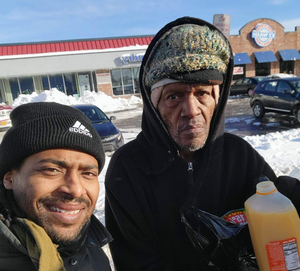 KateGIaser's tweet photo. "NO CASH NEEDED. IT'S ABOUT SAVING LIVES, NOT MAKING MONEY."

Mark Vincenzoo Johnson has helped 100+ people so far in #Buffalo who are stuck in their homes. He's brought food, diapers, formula, water, household supplies to those in critical need - FREE OF CHARGE! #BuffaloBlizzard https://t.co/Tm96MgvbRW