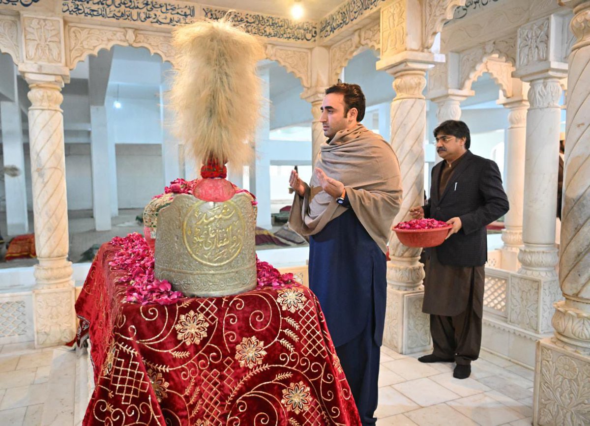 BBhuttoZardari's tweet photo. Garhi Khuda Bux is a  monument of the blood and sacrifice it has taken for democracy to take root in Pakistan. And while it is a reminder of the cost of standing for the rights of the poor and disenfranchised, it also serves as a beacon of hope for a better tomorrow. https://t.co/gR5EpcgxTc