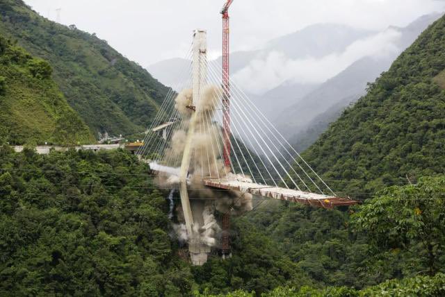 HELIODOPTERO's tweet photo. A nadie le importó que el chanchullo y el desastre del puente de Chirajara se hayan comido fondos de las pensiones de los colombianos que Sarmiento Angulo tiene entre el bolsillo. https://t.co/sB2YeZr3rX