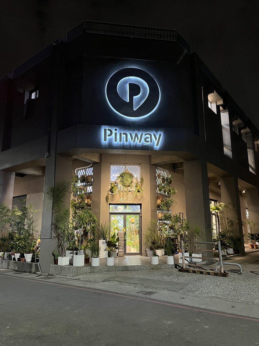 愛上這間店….
他主要是賣各種品種鹿角蕨，
我買了兩顆「要剁手了」
店內很溫馨又美，
如果有來駁二可以來參觀購買，
老板說31號那天有活動唷！
#森·聚場 https://t.co/fki5MVuB85