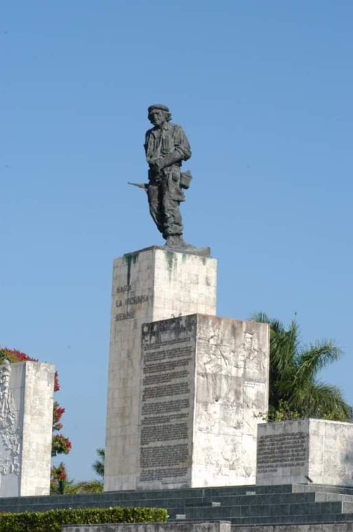 El 28 de diciembre de 1988 fue inaugurado en Santa Clara el Complejo Monumentario en homenaje al Comandante Ernesto Che. En este sitio fueron depositados después los restos del Ché y sus compañeros de armas en Bolivia.
#JuntarYVencer #CubaViveEnSuHistoria